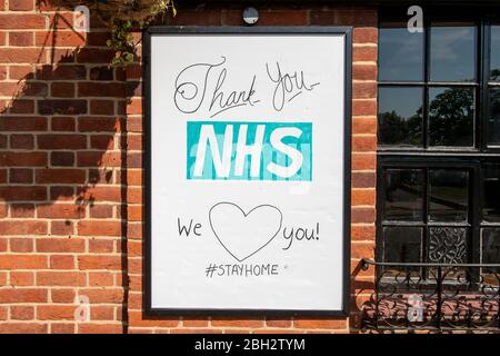 Burnham, Buckinghamshire, Großbritannien. April 2020. Danke NHS, We Love You, Stay Home Notice Board im Five Bells Pub im Burnham Village während der Coronavirus Pandemie. Kredit: Maureen McLean/Alamy Live News Stockfoto