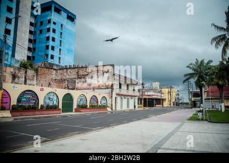 Ein verlassene Gebäude auf der leeren Straße Stockfoto