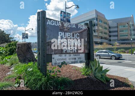 Schild für Agua Vista Angelpier, Mission Bay, San Francisco, Kalifornien, 26. März 2020. () Stockfoto