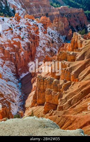 Hoodoos im Cedar Breaks im Amphitheater von Ende Oktober von Punkt oberste Sicht gesehen, Cedar Breaks National Monument, Utah, USA Stockfoto