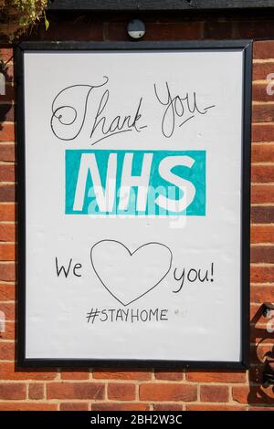 Burnham, Buckinghamshire, Großbritannien. April 2020. Danke NHS, We Love You, Stay Home Notice Board im Five Bells Pub im Burnham Village während der Coronavirus Pandemie. Kredit: Maureen McLean/Alamy Live News Stockfoto