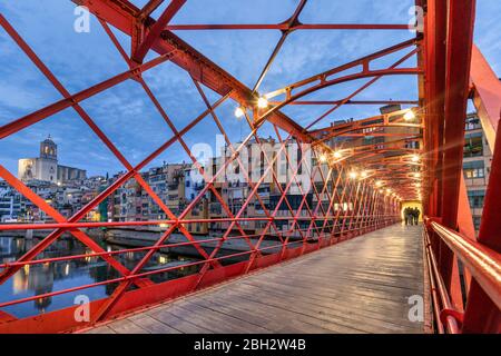 Eiffelturm-Brücke (Pont de les Peixateries Velles), rote Eisenbrücke über den Onyar-Fluss, Innenstadt, Girona, Spanien Stockfoto