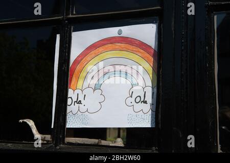 Burnham, Buckinghamshire, Großbritannien. April 2020. Vielen Dank an die NHS-Kunstwerke im Five Bells Pub im Burnham Village während der Coronavirus Pandemie. Kredit: Maureen McLean/Alamy Live News Stockfoto