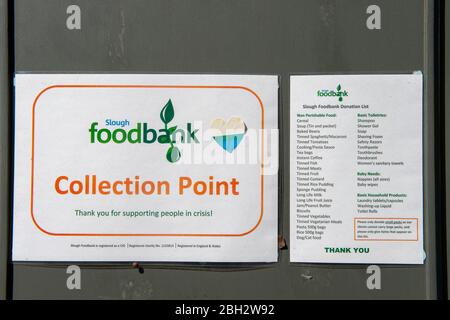 Burnham, Buckinghamshire, Großbritannien. April 2020. Slough Foodbank Collection Point Notice in Burnham Village High Street während der Coronavirus Pandemie. Kredit: Maureen McLean/Alamy Live News Stockfoto