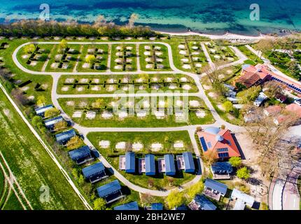 Rerik, Deutschland. April 2020. Alle Stellpltze auf dem Campingplatz ' Seeblick' direkt an der Ostsee sind wegen der Schlieung durch  Korona-Schutzmanahmen leer. (Luftaufnahme mit Drohne) nach einem Beschluss  der Landesregierung Mecklenburg-Vorpommern ...
