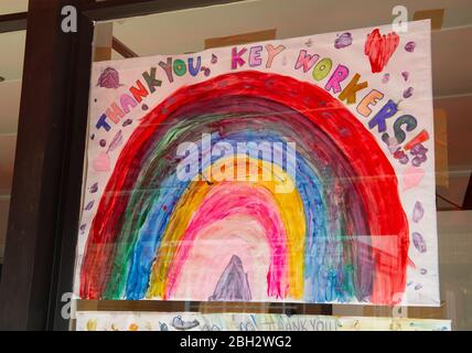 Burnham, Buckinghamshire, Großbritannien. April 2020. Danke NHS und Key Workers Regenbogen-Kunstwerke in den Fenstern der Burrowes Family Butchers in Burnham Village High Street während der Coronavirus Pandemic Sperrung. Kredit: Maureen McLean/Alamy Live News Stockfoto