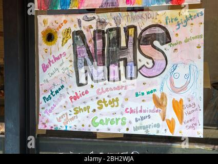 Burnham, Buckinghamshire, Großbritannien. April 2020. Danke NHS und Key Workers Regenbogen-Kunstwerke in den Fenstern der Burrowes Family Butchers in Burnham Village High Street während der Coronavirus Pandemic Sperrung. Kredit: Maureen McLean/Alamy Live News Stockfoto