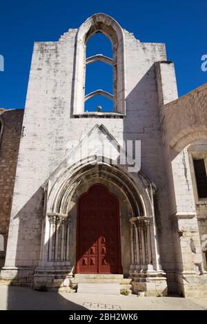 Die Ruinen der Carmo-Kirche in Lissabon, Portugal. Stockfoto