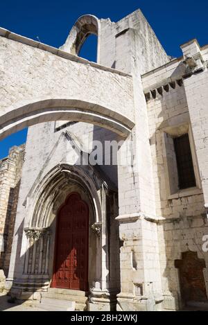 Die Ruinen der Carmo-Kirche in Lissabon, Portugal. Stockfoto