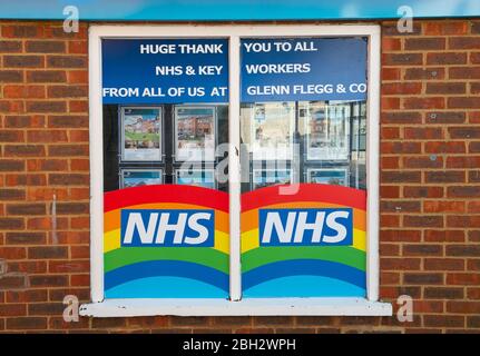 Burnham, Buckinghamshire, Großbritannien. April 2020. NHS Regenbogen Aufkleber im Fenster von Glenn Flegg & Co Estate Agents in Burnham Village High Street während der Coronavirus Pandemic Sperrung. Kredit: Maureen McLean/Alamy Live News Stockfoto