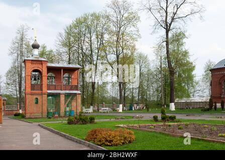 Puschkinski Bezirk, Region Wladimir, Russland, 11. Mai 2013. Vwedenski Kloster auf der Insel. Wwedenskaya ostrownaya schenskaya pustyn. Stockfoto