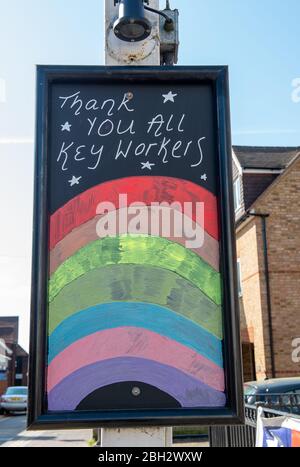 Burnham, Buckinghamshire, Großbritannien. April 2020. Danke an alle Hauptarbeiter Regenbogen auf Kreidetafeln vor dem Red Lion Pub in Burnham Village High Street während der Coronavirus Pandemic Sperrung gemalt. Kredit: Maureen McLean/Alamy Live News Stockfoto