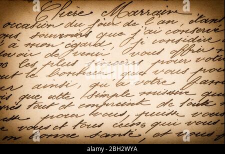 Unleserlicher handschriftlicher Text auf Papier. Grunge Vintage Textur Hintergrund mit Vignette Stockfoto