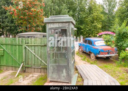 Myschkin, Jaroslawl, Russland, 01. August 2013. Museum für Retrotechnik Alte Garage. Sowjetische Telefondose und Auto Moskwitsch 403 Stockfoto