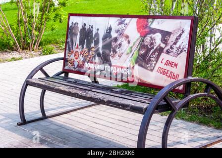 Pokrov, Region Wladimir, Russland, 11. Mai 2013. Eine Bank für die Feiertage am 9. Mai dekoriert. Inschriften in Russisch erinnern stolz und glücklich Victory Day Stockfoto