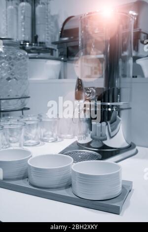 Hotelservice Konzept. Frühstückskonzept. Frühstücksausstattung im Hotel Stockfoto