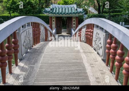 Geschwungene traditionelle Tempelbrücke, Nordkorea Stockfoto