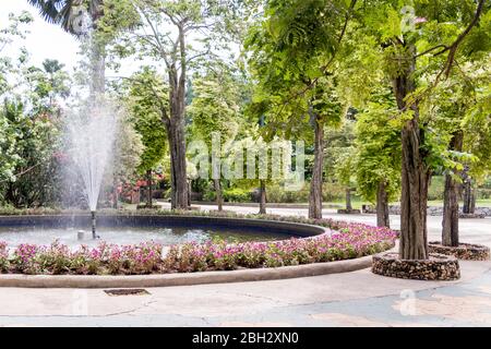 Schöner Brunnen im Park im Perdana Botanical Garden, Kuala Lumpur Malaysia. Stockfoto