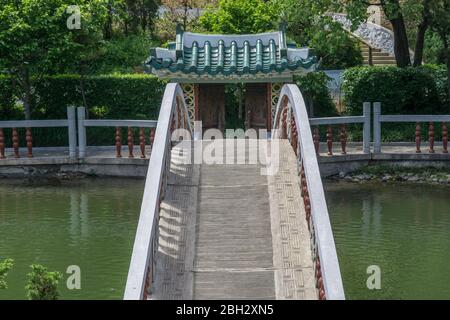 Geschwungene traditionelle Tempelbrücke, Nordkorea Stockfoto