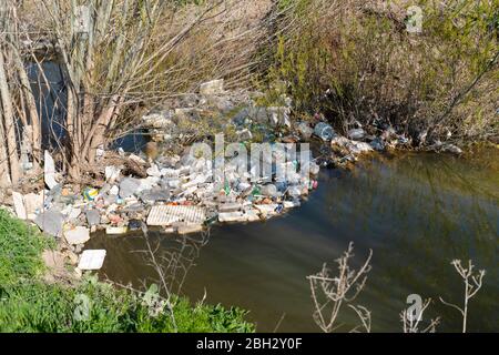Emirdag/Türkei - April 10 2010: Viele Plastikmüll auf dem Strom verursachen Umweltverschmutzung. Stockfoto