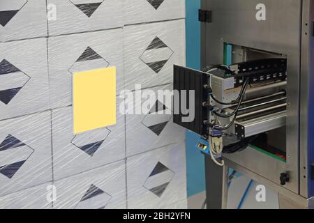 Automatische Palettenbeschriftungsmaschine im Distributionslager Stockfoto