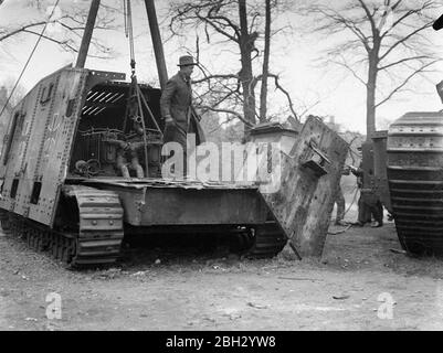 Der A7V war ein schwerer Panzer, der 1918 von Deutschland während des Ersten Weltkriegs eingeführt wurde.der A7V war 7.34 m (24 ft 1 in) lang und 3 m (9 ft 10 in) breit, und die maximale Höhe betrug 3.3 m (10 ft 10 in). Die Besatzung bestand offiziell aus mindestens 17 Soldaten und einem Offizier: Kommandant (Offizier, typischerweise Leutnant), Fahrer, Mechaniker, Mechaniker/Signalgeber, 12 Infanteristen (sechs Maschinenschützen, sechs Lader) und zwei Artilleristen (Hauptschützen und Lader). A7Vs gingen oft mit bis zu 25 Mann an Bord in Aktion Stockfoto