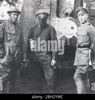 Der A7V war ein schwerer Panzer, der 1918 von Deutschland während des Ersten Weltkriegs eingeführt wurde.der A7V war 7.34 m (24 ft 1 in) lang und 3 m (9 ft 10 in) breit, und die maximale Höhe betrug 3.3 m (10 ft 10 in). Die Besatzung bestand offiziell aus mindestens 17 Soldaten und einem Offizier: Kommandant (Offizier, typischerweise Leutnant), Fahrer, Mechaniker, Mechaniker/Signalgeber, 12 Infanteristen (sechs Maschinenschützen, sechs Lader) und zwei Artilleristen (Hauptschützen und Lader). A7Vs gingen oft mit bis zu 25 Mann an Bord in Aktion Stockfoto