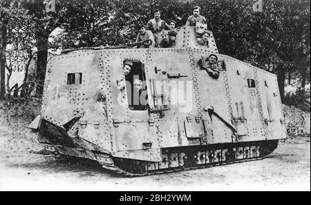 Der A7V war ein schwerer Panzer, der 1918 von Deutschland während des Ersten Weltkriegs eingeführt wurde.der A7V war 7.34 m (24 ft 1 in) lang und 3 m (9 ft 10 in) breit, und die maximale Höhe betrug 3.3 m (10 ft 10 in). Die Besatzung bestand offiziell aus mindestens 17 Soldaten und einem Offizier: Kommandant (Offizier, typischerweise Leutnant), Fahrer, Mechaniker, Mechaniker/Signalgeber, 12 Infanteristen (sechs Maschinenschützen, sechs Lader) und zwei Artilleristen (Hauptschützen und Lader). A7Vs gingen oft mit bis zu 25 Mann an Bord in Aktion Stockfoto