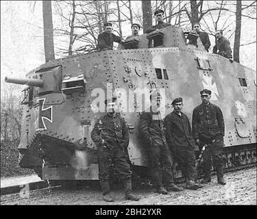 Der A7V war ein schwerer Panzer, der 1918 von Deutschland während des Ersten Weltkriegs eingeführt wurde.der A7V war 7.34 m (24 ft 1 in) lang und 3 m (9 ft 10 in) breit, und die maximale Höhe betrug 3.3 m (10 ft 10 in). Die Besatzung bestand offiziell aus mindestens 17 Soldaten und einem Offizier: Kommandant (Offizier, typischerweise Leutnant), Fahrer, Mechaniker, Mechaniker/Signalgeber, 12 Infanteristen (sechs Maschinenschützen, sechs Lader) und zwei Artilleristen (Hauptschützen und Lader). A7Vs gingen oft mit bis zu 25 Mann an Bord in Aktion Stockfoto