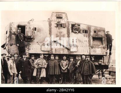 Der A7V war ein schwerer Panzer, der 1918 von Deutschland während des Ersten Weltkriegs eingeführt wurde.der A7V war 7.34 m (24 ft 1 in) lang und 3 m (9 ft 10 in) breit, und die maximale Höhe betrug 3.3 m (10 ft 10 in). Die Besatzung bestand offiziell aus mindestens 17 Soldaten und einem Offizier: Kommandant (Offizier, typischerweise Leutnant), Fahrer, Mechaniker, Mechaniker/Signalgeber, 12 Infanteristen (sechs Maschinenschützen, sechs Lader) und zwei Artilleristen (Hauptschützen und Lader). A7Vs gingen oft mit bis zu 25 Mann an Bord in Aktion Stockfoto