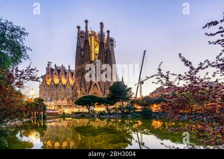 Sagrada Familia Kathedrale von Antoni Gaudi, Vorderseite des Ostflügels in der Dämmerung, UNESCO, Barcelona Stockfoto