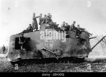 Der A7V war ein schwerer Panzer, der 1918 von Deutschland während des Ersten Weltkriegs eingeführt wurde.der A7V war 7.34 m (24 ft 1 in) lang und 3 m (9 ft 10 in) breit, und die maximale Höhe betrug 3.3 m (10 ft 10 in). Die Besatzung bestand offiziell aus mindestens 17 Soldaten und einem Offizier: Kommandant (Offizier, typischerweise Leutnant), Fahrer, Mechaniker, Mechaniker/Signalgeber, 12 Infanteristen (sechs Maschinenschützen, sechs Lader) und zwei Artilleristen (Hauptschützen und Lader). A7Vs gingen oft mit bis zu 25 Mann an Bord in Aktion Stockfoto