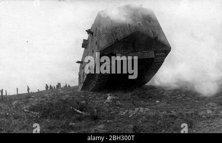 Der A7V war ein schwerer Panzer, der 1918 von Deutschland während des Ersten Weltkriegs eingeführt wurde.der A7V war 7.34 m (24 ft 1 in) lang und 3 m (9 ft 10 in) breit, und die maximale Höhe betrug 3.3 m (10 ft 10 in). Die Besatzung bestand offiziell aus mindestens 17 Soldaten und einem Offizier: Kommandant (Offizier, typischerweise Leutnant), Fahrer, Mechaniker, Mechaniker/Signalgeber, 12 Infanteristen (sechs Maschinenschützen, sechs Lader) und zwei Artilleristen (Hauptschützen und Lader). A7Vs gingen oft mit bis zu 25 Mann an Bord in Aktion Stockfoto