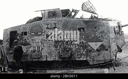 Der A7V war ein schwerer Panzer, der 1918 von Deutschland während des Ersten Weltkriegs eingeführt wurde.der A7V war 7.34 m (24 ft 1 in) lang und 3 m (9 ft 10 in) breit, und die maximale Höhe betrug 3.3 m (10 ft 10 in). Die Besatzung bestand offiziell aus mindestens 17 Soldaten und einem Offizier: Kommandant (Offizier, typischerweise Leutnant), Fahrer, Mechaniker, Mechaniker/Signalgeber, 12 Infanteristen (sechs Maschinenschützen, sechs Lader) und zwei Artilleristen (Hauptschützen und Lader). A7Vs gingen oft mit bis zu 25 Mann an Bord in Aktion Stockfoto