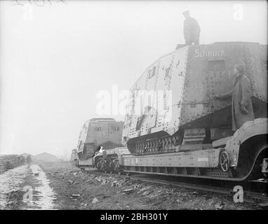 Der A7V war ein schwerer Panzer, der 1918 von Deutschland während des Ersten Weltkriegs eingeführt wurde.der A7V war 7.34 m (24 ft 1 in) lang und 3 m (9 ft 10 in) breit, und die maximale Höhe betrug 3.3 m (10 ft 10 in). Die Besatzung bestand offiziell aus mindestens 17 Soldaten und einem Offizier: Kommandant (Offizier, typischerweise Leutnant), Fahrer, Mechaniker, Mechaniker/Signalgeber, 12 Infanteristen (sechs Maschinenschützen, sechs Lader) und zwei Artilleristen (Hauptschützen und Lader). A7Vs gingen oft mit bis zu 25 Mann an Board in Aktion die BRITISCHE ARMEE AN DER WESTFRONT, 1914-1918 (Q 9772) eroberte deutsche A7V-Panzer (genannt Schnuck und Stockfoto