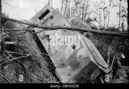 Der A7V war ein schwerer Panzer, der 1918 von Deutschland während des Ersten Weltkriegs eingeführt wurde.der A7V war 7.34 m (24 ft 1 in) lang und 3 m (9 ft 10 in) breit, und die maximale Höhe betrug 3.3 m (10 ft 10 in). Die Besatzung bestand offiziell aus mindestens 17 Soldaten und einem Offizier: Kommandant (Offizier, typischerweise Leutnant), Fahrer, Mechaniker, Mechaniker/Signalgeber, 12 Infanteristen (sechs Maschinenschützen, sechs Lader) und zwei Artilleristen (Hauptschützen und Lader). A7Vs gingen oft mit bis zu 25 Mann an Bord in Aktion Stockfoto