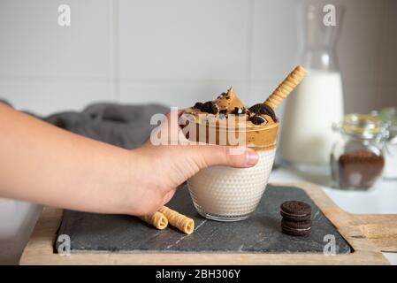 Glas mit Dalgona schaumig Kaffee Trend koreanisch trinken Latte Espresso mit Kaffeeschaum Stockfoto