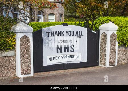 22. April 2010 Groomsport Road, Bangor, Nordirland. Eine handschriftliche Botschaft zur Unterstützung des Nationalen Gesundheitsdienstes und der wichtigsten Mitarbeiter, die ausgestellt werden Stockfoto