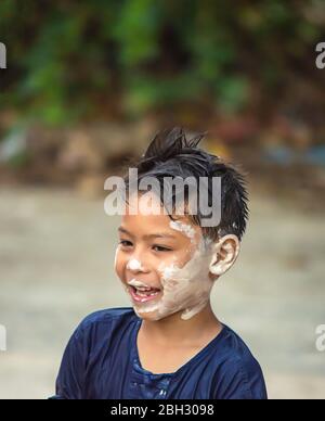 Asian Boy spielen, Wasser und Mehl in Songkran Festival oder Thai Neujahr in Thailand. Stockfoto