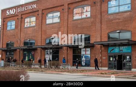 11. April 2020 - Montreal, QC, Kanada: Kunden warten während der Coronavirus COVID-19 Pandemie vor dem SAQ Angus Liquor Wine Store Stockfoto