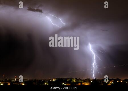 Nachts trifft ein Blitz bei einem schweren Gewitter über der Stadt Mendoza, Argentinien Stockfoto