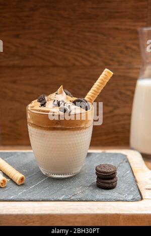 Glas mit Dalgona schaumig Kaffee Trend koreanisch trinken Latte Espresso mit Kaffeeschaum Stockfoto