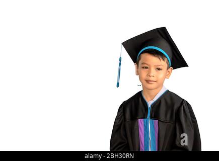 Der junge Graduierte von Kindergarten dieser Studie die erste ist, sich auf die nächste Ebene auf einen weißen Hintergrund mit Freistellungspfaden. Stockfoto