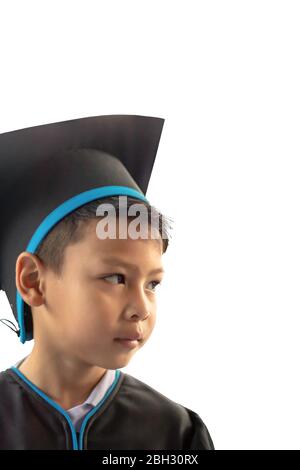 Isolierte der Junge aus dem Kindergarten schloss diese Studie ist der erste, der die nächste Ebene auf weißem Hintergrund zu gelangen. Stockfoto