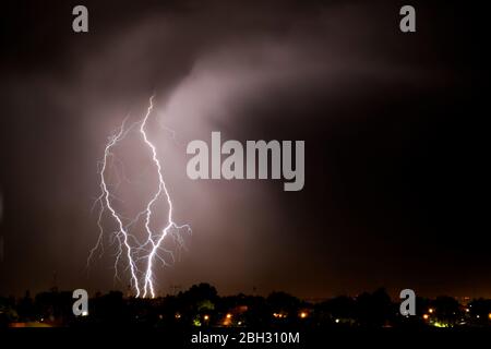 Nachts trifft ein Blitz bei einem schweren Gewitter über der Stadt Mendoza, Argentinien Stockfoto