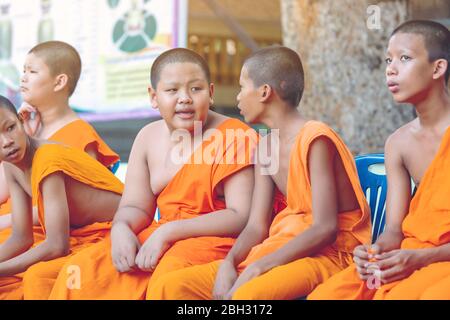 KANCHANABURI-THAILAND, 17.2019: Unidentifizierte Novizen sitzen und warten auf die Wassergießfeier auf dem Songkra-Festival am 17. april im Tempel. Stockfoto