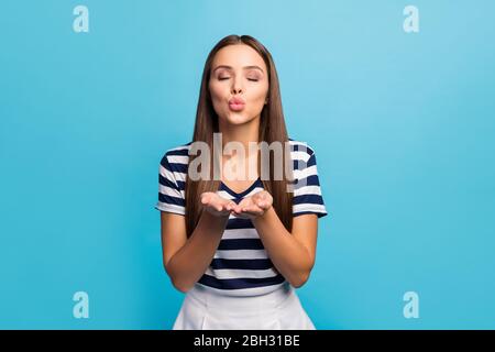 Foto von ziemlich schöne Dame flirty weibliche Person halten Hände senden Luft Kuss gut aussehende Kerl Augen geschlossen Gefühle tragen weiß gestreiftes T-Shirt Stockfoto