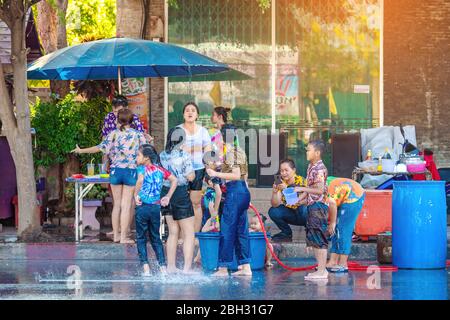 Kanchanaburi, THAILAND - 17. APRIL 2019: Nicht identifizierte Menschen, die Songkran feiern, indem sie sich am 17. April 2019 in Kanchana gegenseitig Wasser zuwerfen Stockfoto