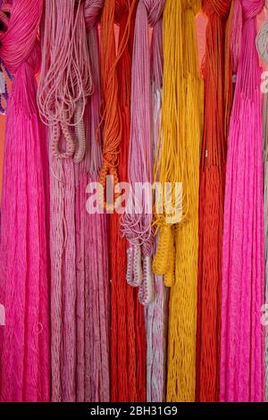 Bunte Hängematten Maya hängen in Cancun Local Fair. Sie sind frisch und angenehm zum Schlafen. Sie werden von der lokalen Maya-Gemeinschaft handgefertigt. Stockfoto