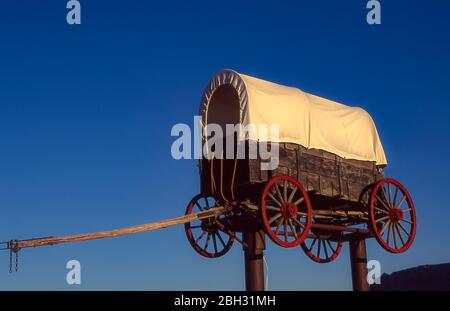 Ein alter Conestoga-Wagen, bekannt als Prairie Shooner, wurde von den Pionieren des Alten Westens benutzt und als Schild auf einer Arizona Ranch wiederverwendet. Stockfoto